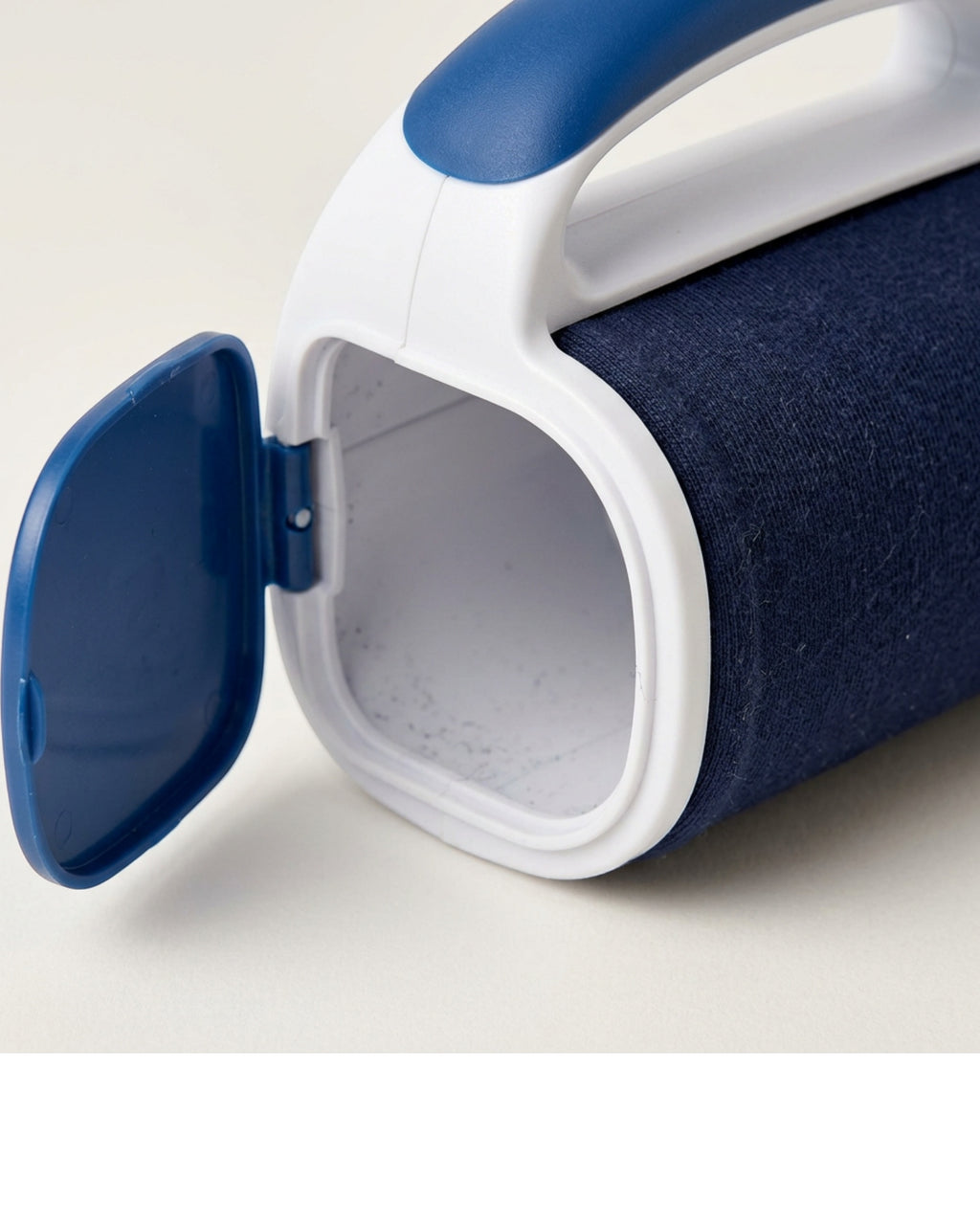 Orav Reusable Fabric Hair Roller with Self-Cleaning Chamber White and Blue - Detail view
